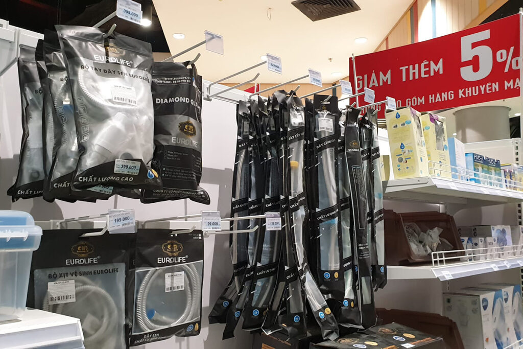 Phụ kiện sen vòi và thiết bị phòng tắm Eurolife trưng bày tại Ace Home Central thuộc Central Retail Việt Nam