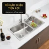 Rổ Inox gác trên hộc phụ của chậu Eurolife EL-C8245 để rửa rau củ