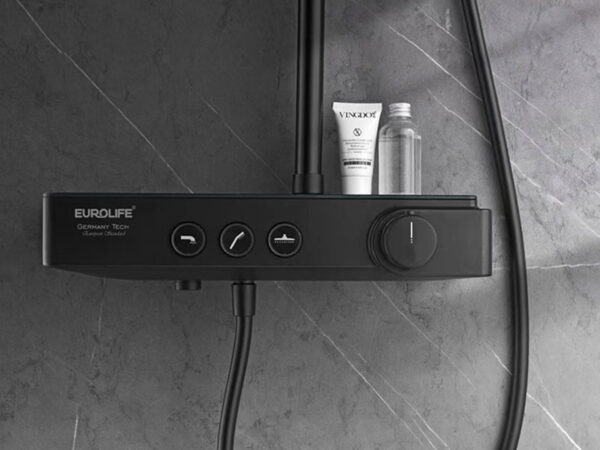 Sen cây Eurolife EL-SC918 màu đen có mặt thân củ sen dạng kệ để đồ tiện lợi, giúp đặt sữa tắm, dầu gội hoặc vật dụng nhỏ khi sử dụng.