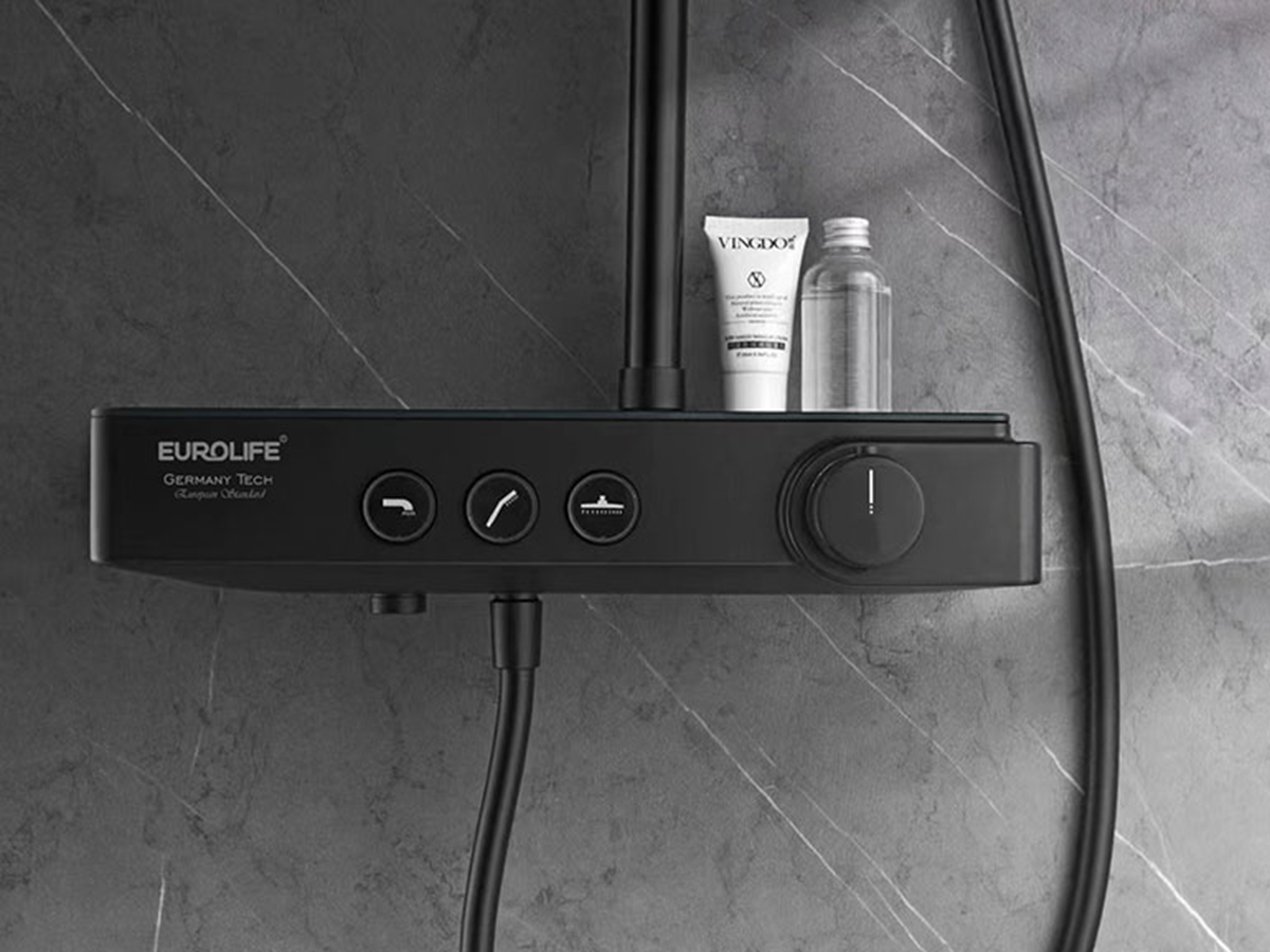 Sen cây Eurolife EL-SC918 màu đen có mặt thân củ sen dạng kệ để đồ tiện lợi, giúp đặt sữa tắm, dầu gội hoặc vật dụng nhỏ khi sử dụng.