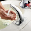 Hình ảnh sử dụng thực tế vòi lavabo cảm ứng Eurolife EL-A100 với dòng nước tự động, tiện lợi khi rửa tay và hạn chế tiếp xúc trực tiếp.