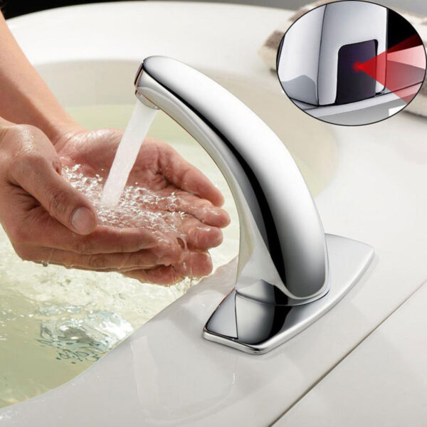 Hình ảnh sử dụng thực tế vòi lavabo cảm ứng Eurolife EL-A100 với dòng nước tự động, tiện lợi khi rửa tay và hạn chế tiếp xúc trực tiếp.
