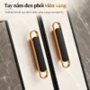 Cận cảnh hai tay nắm màu đen viền vàng của tủ lavabo nhôm Eurolife BLV-AL15, lắp trên cánh phối trắng và giả vân đá.