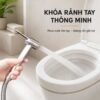 Tay xịt thay thế Eurolife EL-H-X08 sử dụng khóa rảnh tay để phun nước liên tục, hỗ trợ làm sạch bồn cầu thuận tiện.