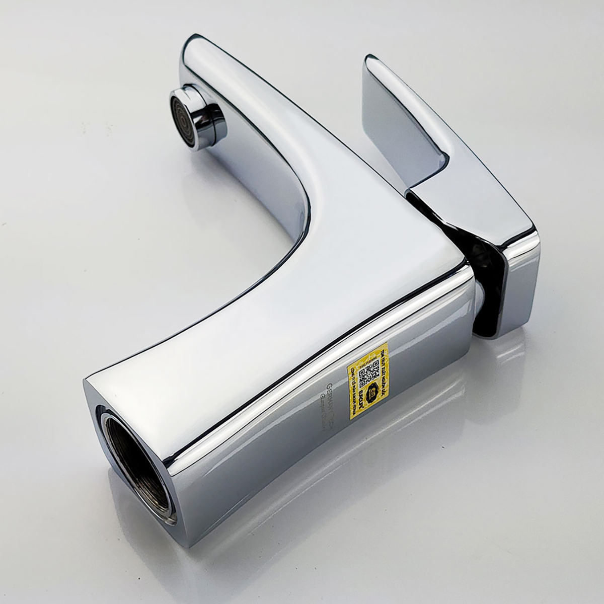 Vòi lavabo nóng lạnh Eurolife EL-LOUIS 02 chính hãng có tem chống hàng giả và logo Eurolife, giúp khách hàng yên tâm khi mua sản phẩm.