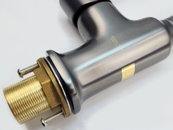 Tem chống giả trên vòi rửa chén mạ PVD Eurolife EL-KM13 giúp khách hàng kiểm tra sản phẩm chính hãng khi mua hàng.