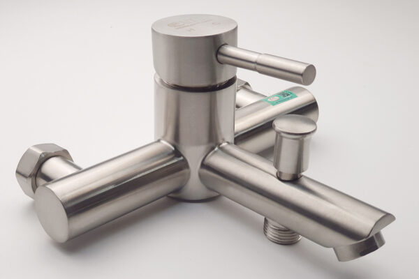 Thân củ sen Eurolife EL-1201 Inox 304 xước mờ, thiết kế ống tròn thanh mảnh, tích hợp tay gạt nóng lạnh, nút chuyển đổi xoay và đầu xả dưới tiện dụng.