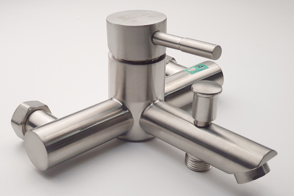 Thân củ sen Eurolife EL-1201 Inox 304 xước mờ, thiết kế ống tròn thanh mảnh, tích hợp tay gạt nóng lạnh, nút chuyển đổi xoay và đầu xả dưới tiện dụng.