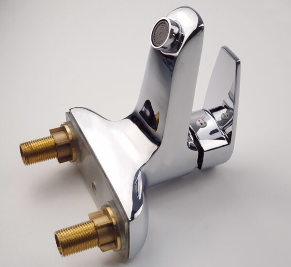 Hình ảnh thân Đồng H61 của vòi lavabo nóng lạnh 2 chân Eurolife EL-SUN 03, giúp khách hàng hiểu rõ hơn về chất liệu và độ chắc chắn của sản phẩm.