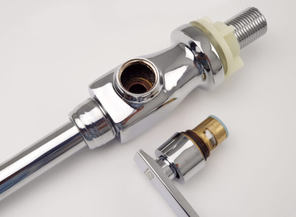Thân đồng và van Ceramic của vòi rửa chén Eurolife EL-RC01 giúp khách hàng dễ quan sát cấu tạo bên trong, độ chắc chắn và khả năng đóng mở nước ổn định.
