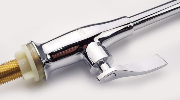 Thân vòi rửa chén lạnh Eurolife EL-RC06 mạ Chrome sáng bóng, tay gạt dễ thao tác và cấu tạo phù hợp sử dụng hằng ngày.