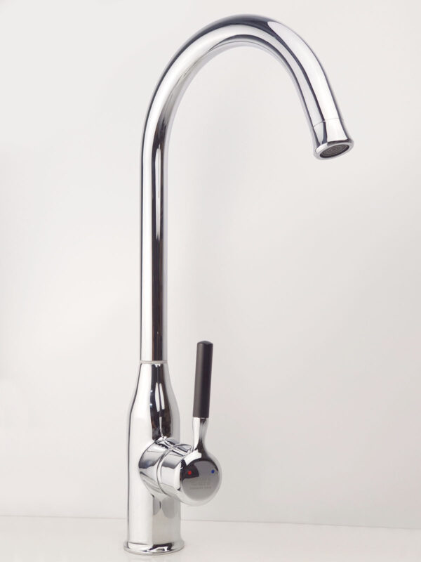 Thân vòi rửa chén Eurolife EL-KM04 mạ Chrome 5 lớp, cần cong cao quay 360 độ, đầu tạo bọt chống văng và tay gạt nóng lạnh dễ sử dụng.