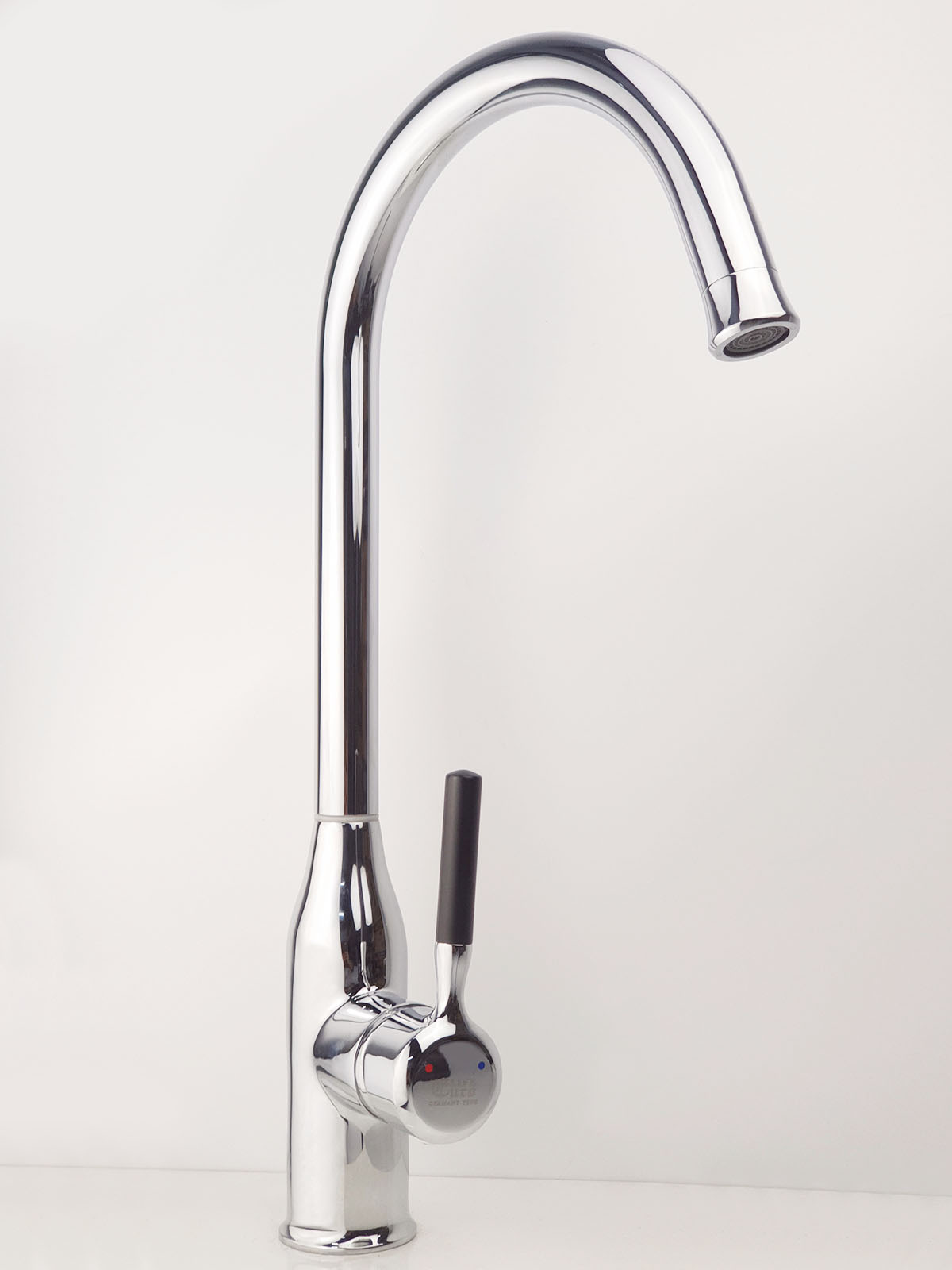Thân vòi rửa chén Eurolife EL-KM04 mạ Chrome 5 lớp, cần cong cao quay 360 độ, đầu tạo bọt chống văng và tay gạt nóng lạnh dễ sử dụng.
