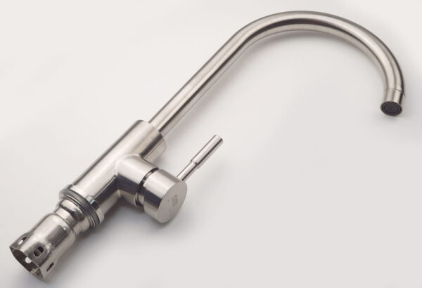 Thân vòi rửa chén inox 304 Eurolife EL-KM09 chụp tổng thể giúp khách hàng quan sát rõ kiểu dáng trước khi mua.