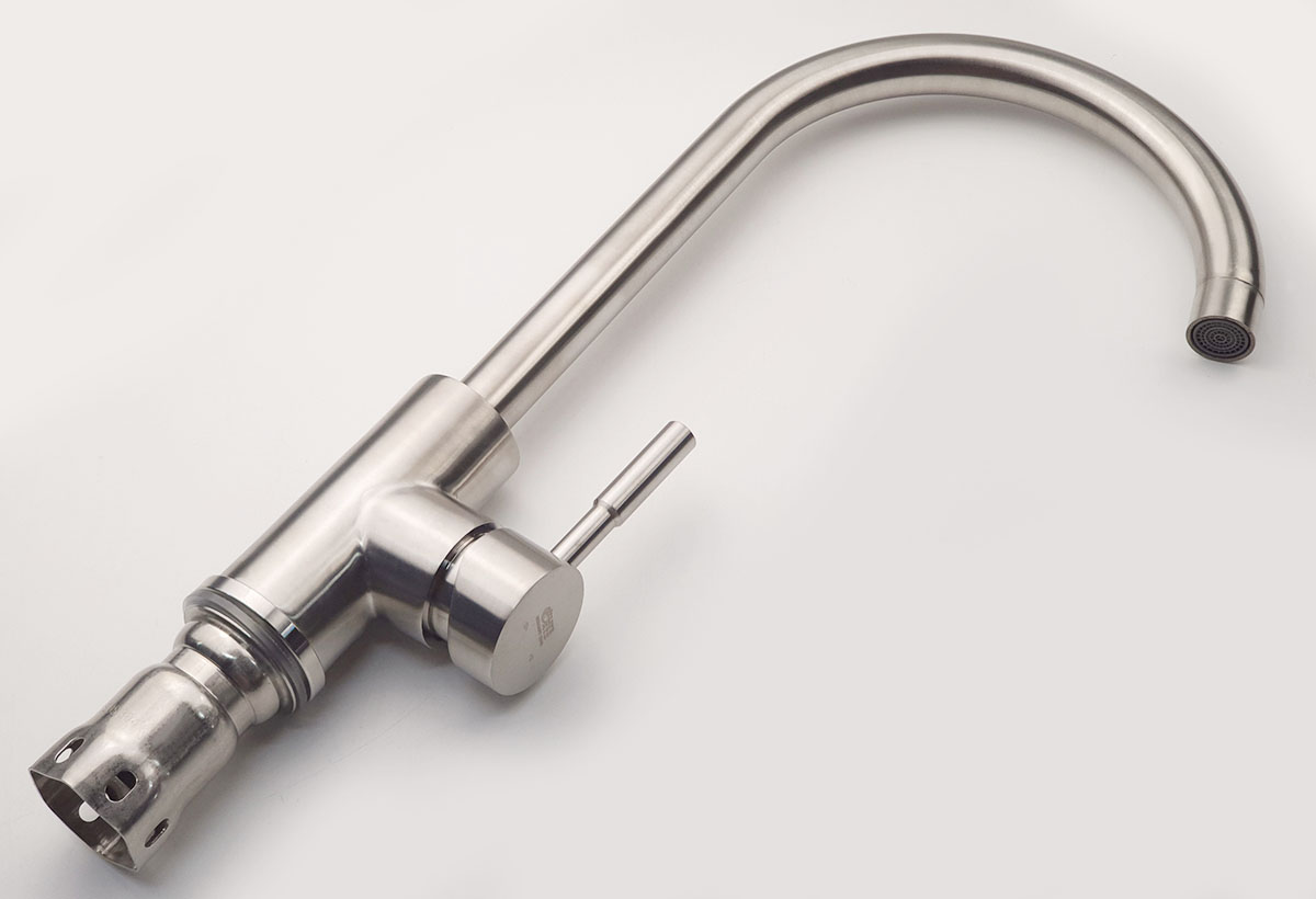 Thân vòi rửa chén inox 304 Eurolife EL-KM09 chụp tổng thể giúp khách hàng quan sát rõ kiểu dáng trước khi mua.