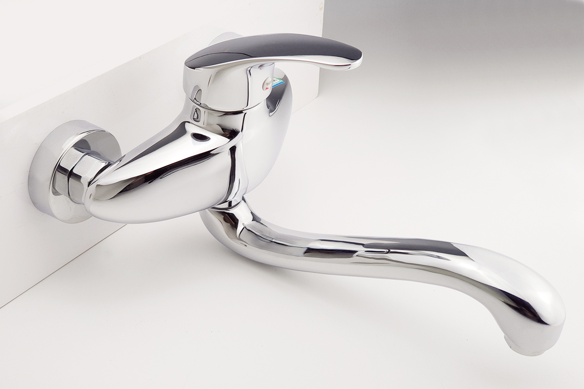 Thân vòi rửa chén nóng lạnh âm tường Eurolife EL-T015AT bằng Đồng H61 mạ Chrome 5 lớp, thiết kế chắc chắn và dễ sử dụng.