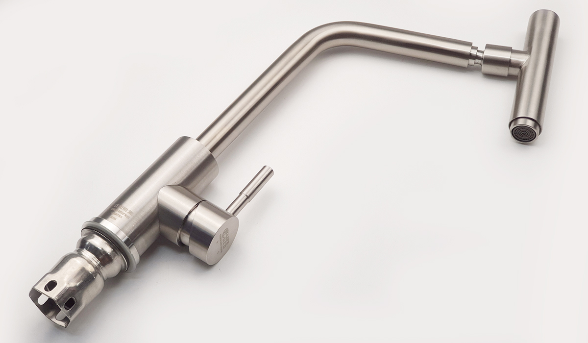 Thân vòi rửa chén nóng lạnh Eurolife EL-T031 bằng inox SUS 304, thiết kế chắc chắn, bề mặt xước mờ sang trọng và dễ phối với không gian bếp.