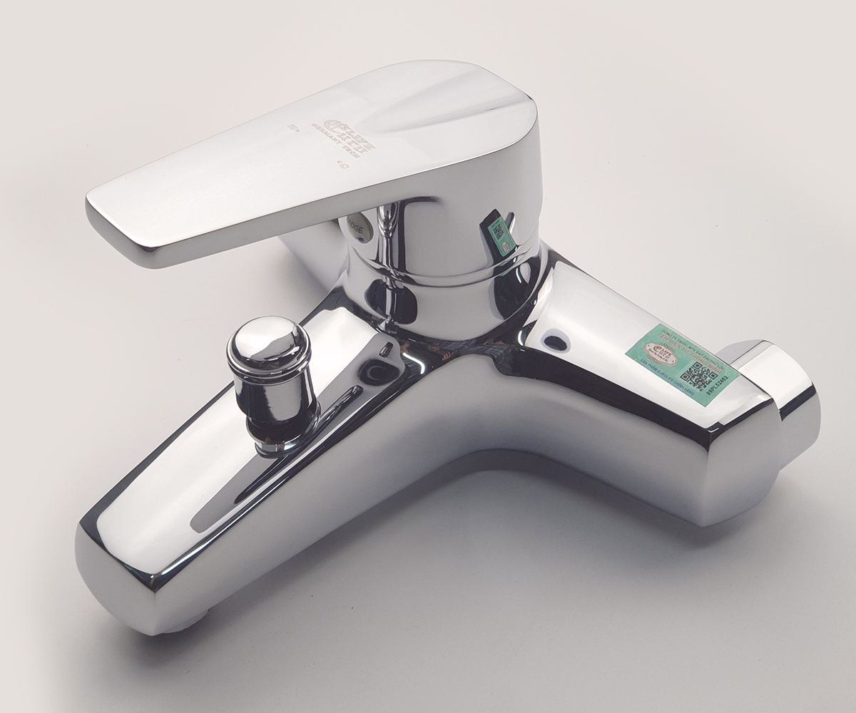 Ảnh chi tiết thân vuông của củ sen nóng lạnh Eurolife EL-IRIS 01, thiết kế hiện đại, thân đồng H61 mạ Chrome, trọng lượng khoảng 1169g.