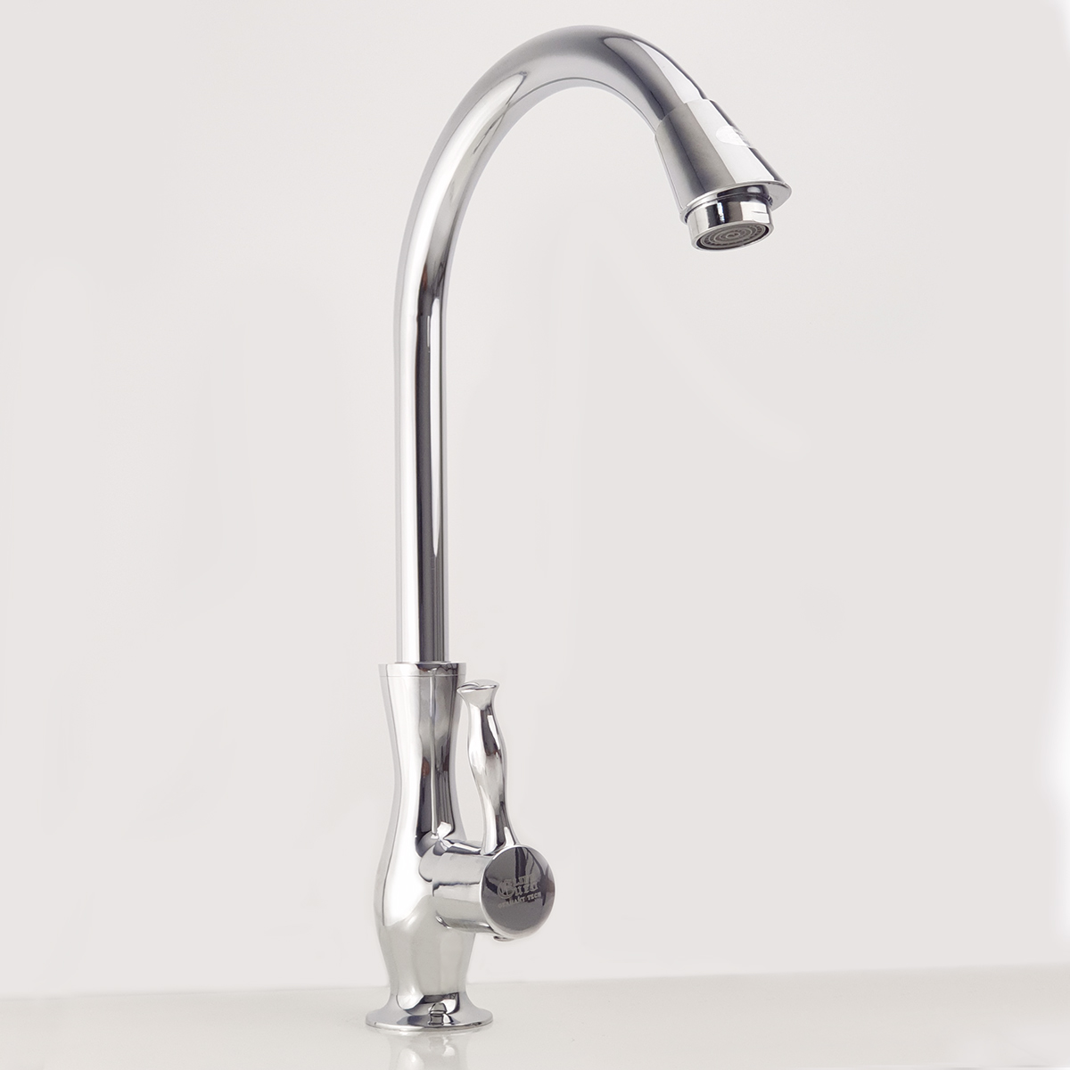 Thiết kế cần cong của vòi rửa chén lạnh Eurolife EL-RC03 giúp tăng khoảng thao tác khi rửa chén, rửa nồi và vệ sinh chậu.