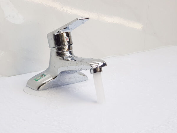 Thiết kế tổng thể vòi lavabo nóng lạnh Eurolife EL-AZA 03 với kiểu dáng bo cong, tay gạt nóng lạnh và đầu vòi tạo bọt hạn chế văng bắn.
