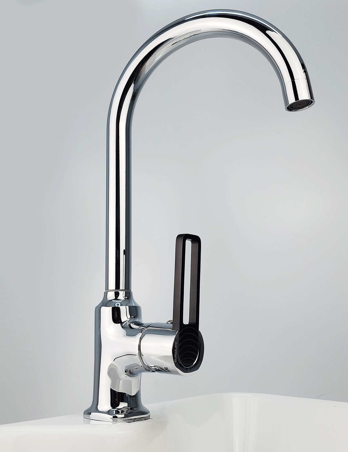 Tổng thể vòi rửa chén Eurolife EL-KM12 với thiết kế cần cong cao, tay gạt nóng lạnh, bề mặt Chrome sáng và kiểu dáng dễ lắp đặt.