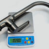 Vòi rửa chén mạ PVD Eurolife EL-KM13 có trọng lượng thực tế khoảng 1028 g, giúp khách hàng đánh giá độ chắc chắn trước khi mua.