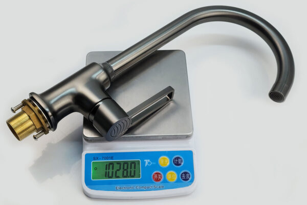 Vòi rửa chén mạ PVD Eurolife EL-KM13 có trọng lượng thực tế khoảng 1028 g, giúp khách hàng đánh giá độ chắc chắn trước khi mua.