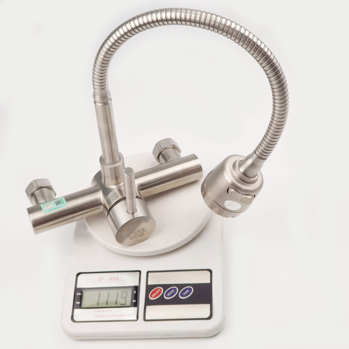 Vòi rửa chén Eurolife EL-T017AT có trọng lượng thực tế 1119g, kết cấu inox 304 chắc chắn và phù hợp lắp đặt âm tường.