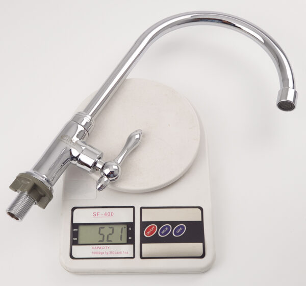 Vòi rửa chén Eurolife EL-RC02 có trọng lượng thân vòi khoảng 521g, cho cảm giác chắc tay khi cầm nắm và lắp đặt.