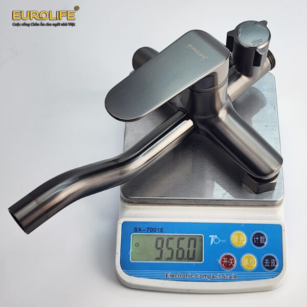 Hình ảnh cân trọng lượng củ sen cây Eurolife EL-SC929 thực tế 956g, giúp khách hàng tham khảo độ chắc chắn của củ sen trước khi mua.