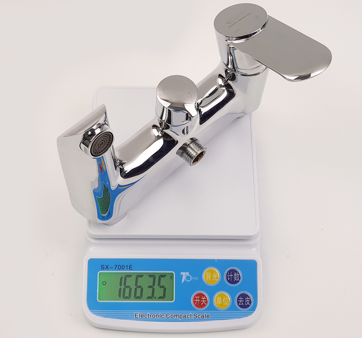 Hình ảnh cân trọng lượng củ sen nóng lạnh Eurolife EL-VIO 01 khoảng 1663g, thể hiện thân củ sen bằng đồng H61 chắc chắn, bề mặt mạ Chrome sáng bóng và thiết kế bo tròn hiện đại.