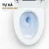 Lòng bồn cầu Eurolife EL-SM8058D đang có dòng nước xả, minh họa chức năng tự xả khi đứng dậy.