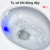 Dòng nước đang xả trong lòng bồn EL-SM8059B, minh họa chức năng tự xả khi đứng dậy