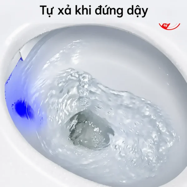 Dòng nước đang xả trong lòng bồn EL-SM8059B, minh họa chức năng tự xả khi đứng dậy