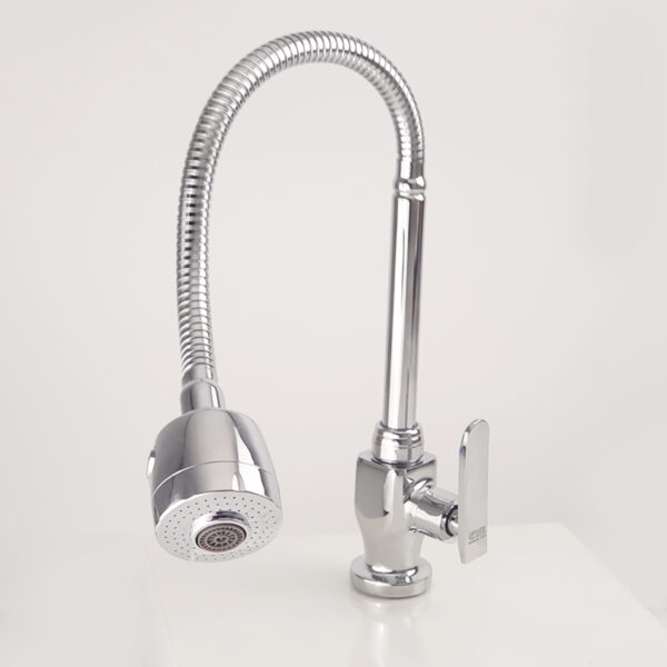 Vòi rửa chén Eurolife EL-RC01 sau khi lắp đặt với cần lò xo xoay 360 độ, đầu vòi 2 chế độ và bề mặt Chrome sáng bóng, tiện dụng cho căn bếp gia đình.