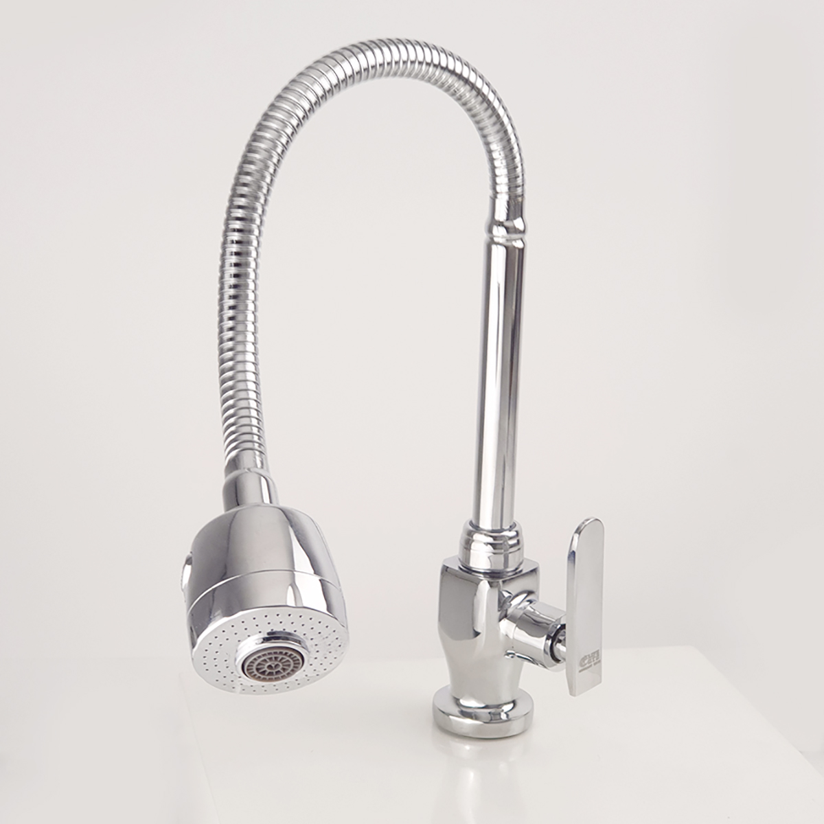 Vòi rửa chén Eurolife EL-RC01 sau khi lắp đặt với cần lò xo xoay 360 độ, đầu vòi 2 chế độ và bề mặt Chrome sáng bóng, tiện dụng cho căn bếp gia đình.