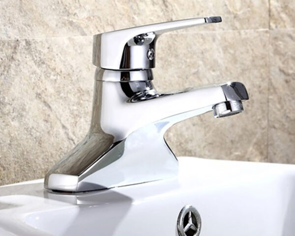Vòi lavabo nóng lạnh 2 chân Eurolife EL-IRIS 03 lắp thực tế trên chậu lavabo, giúp khách hàng hình dung rõ kiểu dáng, chiều cao vòi và trải nghiệm sử dụng trong phòng tắm.