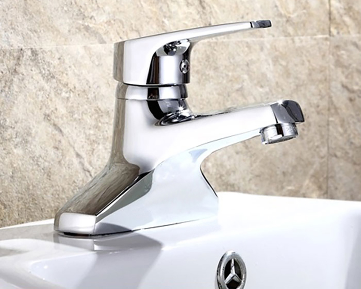 Vòi lavabo nóng lạnh 2 chân Eurolife EL-IRIS 03 lắp thực tế trên chậu lavabo, giúp khách hàng hình dung rõ kiểu dáng, chiều cao vòi và trải nghiệm sử dụng trong phòng tắm.