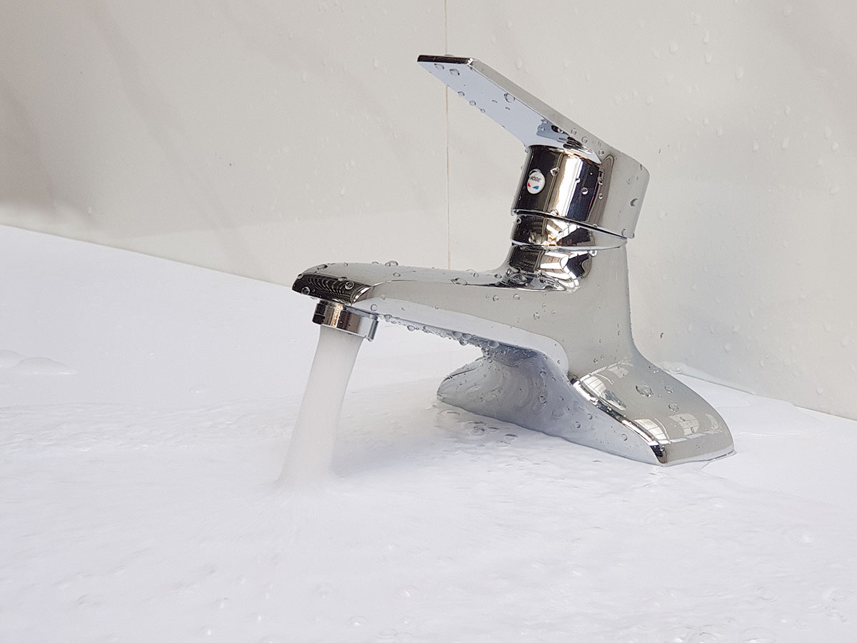Vòi lavabo nóng lạnh Eurolife EL-AZA 03 cho dòng nước tạo bọt êm, hạn chế văng bắn khi rửa tay, rửa mặt và sử dụng hằng ngày trong phòng tắm.