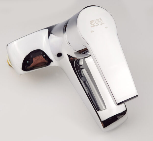 Bề mặt mạ Chrome sáng bóng của vòi lavabo nóng lạnh Eurolife EL-AZA 03 giúp sản phẩm dễ lau chùi, giữ vẻ đẹp sạch sẽ khi lắp đặt trong phòng tắm gia đình.