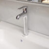 Hình lắp thực tế vòi lavabo nóng lạnh Eurolife EL-D19 trên chậu lavabo, giúp khách hàng dễ hình dung sản phẩm khi hoàn thiện phòng tắm.