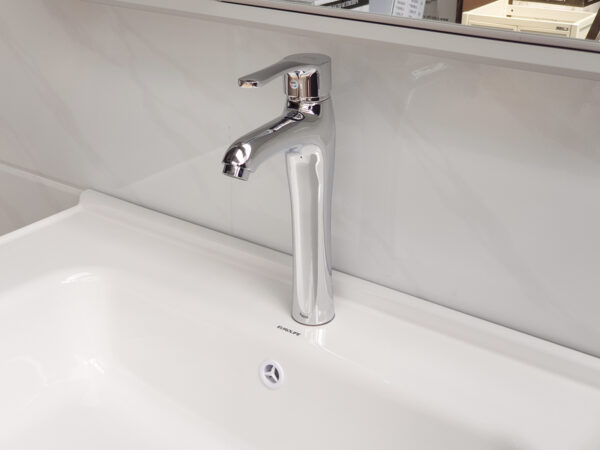 Hình lắp thực tế vòi lavabo nóng lạnh Eurolife EL-D19 trên chậu lavabo, giúp khách hàng dễ hình dung sản phẩm khi hoàn thiện phòng tắm.