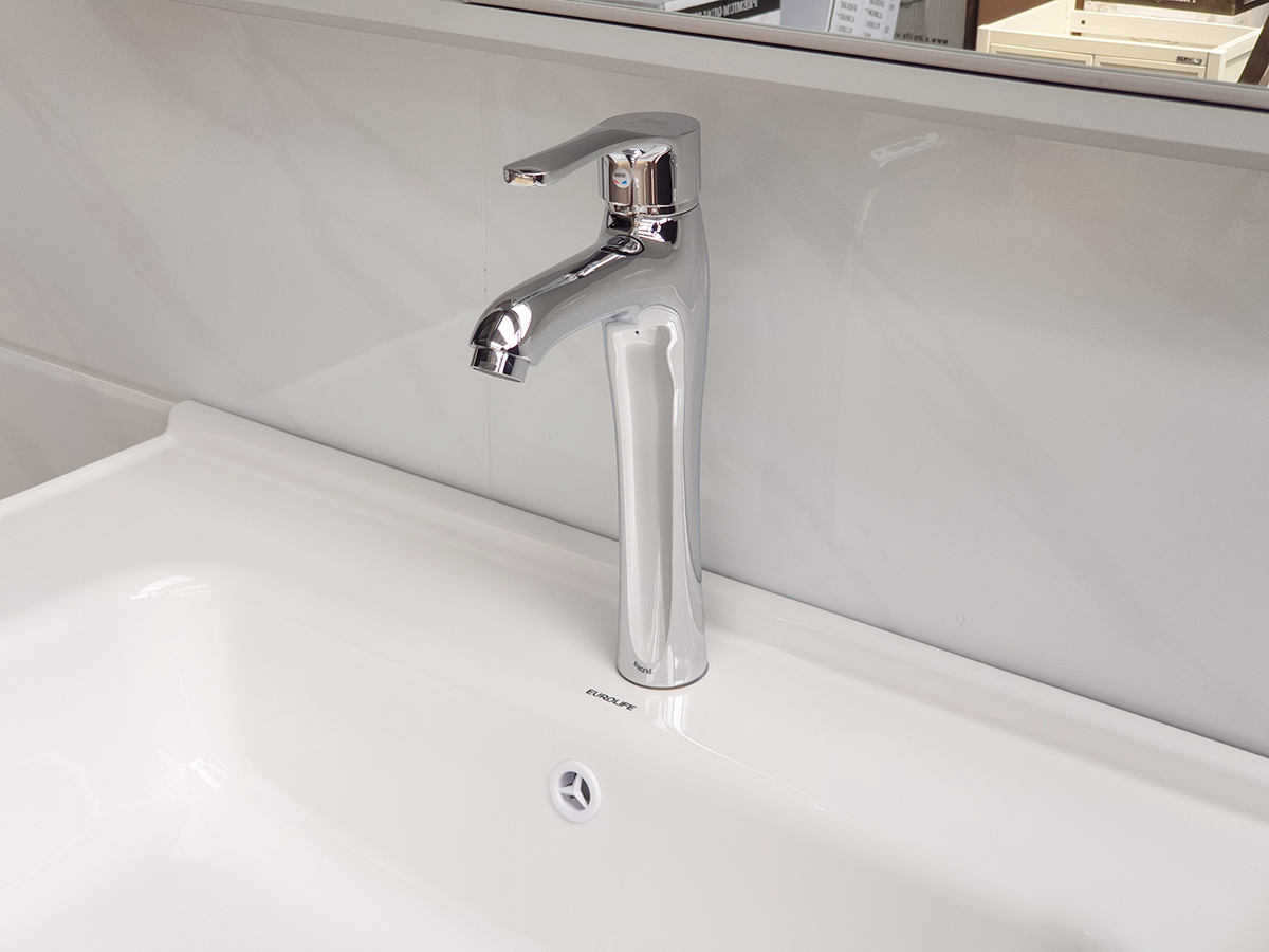 Hình lắp thực tế vòi lavabo nóng lạnh Eurolife EL-D19 trên chậu lavabo, giúp khách hàng dễ hình dung sản phẩm khi hoàn thiện phòng tắm.