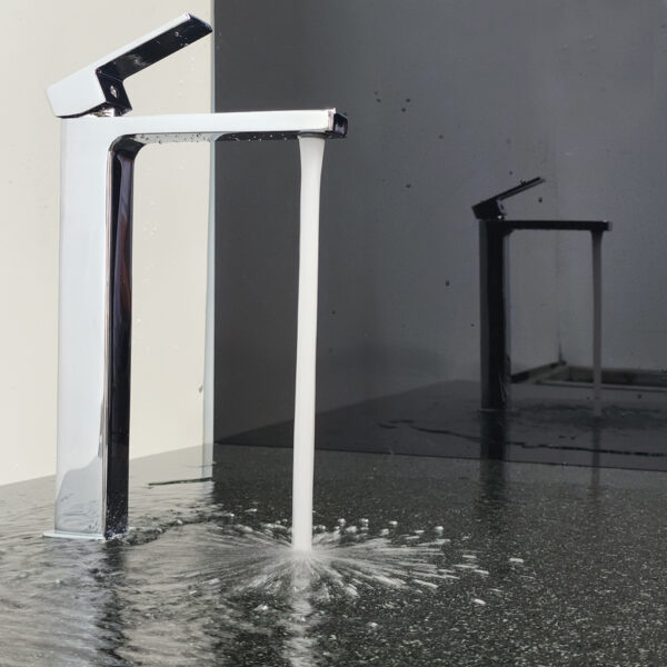 Vòi lavabo Eurolife EL-HAVENT 03 cho dòng nước tạo bọt êm, chống văng bắn, phù hợp sử dụng trong phòng tắm gia đình.