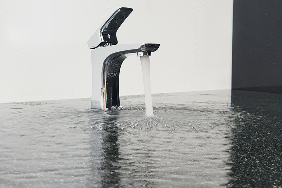 Vòi lavabo nóng lạnh Eurolife EL-LOUIS 02 cho dòng chảy tạo bọt êm, hạn chế văng nước, giúp khu vực lavabo sạch sẽ hơn khi sử dụng.