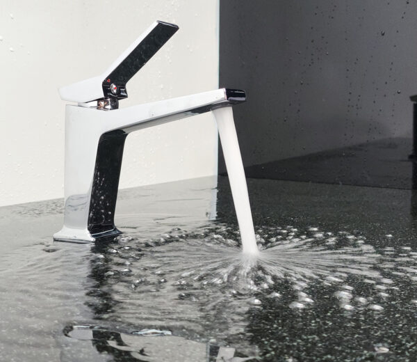 Vòi lavabo Eurolife EL-PASSION 02 cho dòng nước tạo bọt êm, giúp rửa tay, rửa mặt dễ chịu và hạn chế bắn nước.