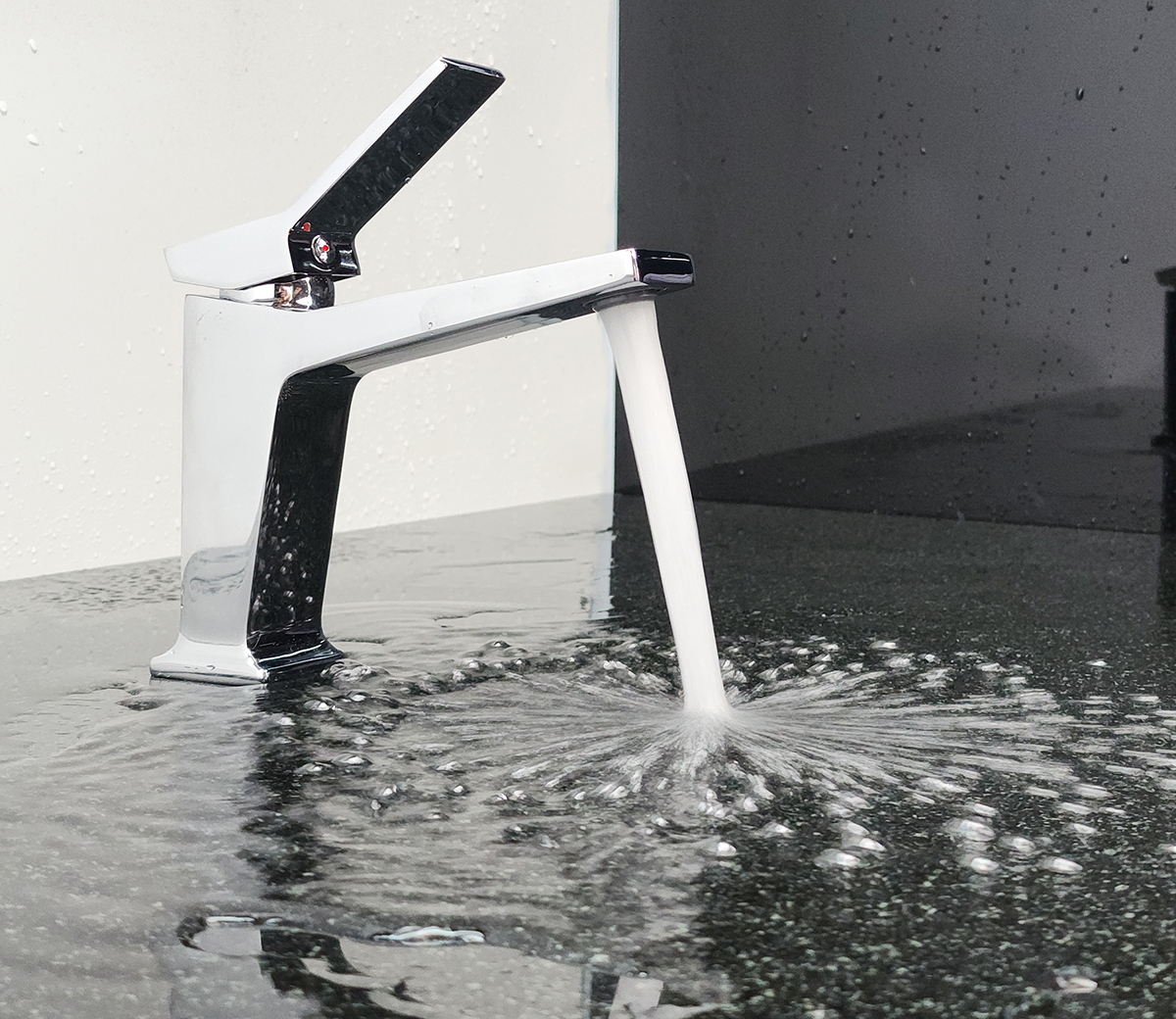 Vòi lavabo Eurolife EL-PASSION 02 cho dòng nước tạo bọt êm, giúp rửa tay, rửa mặt dễ chịu và hạn chế bắn nước.