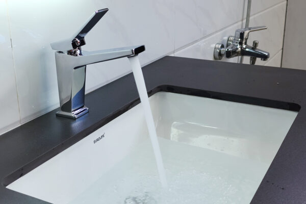 Vòi lavabo Eurolife EL-PASSION 02 sử dụng thực tế cho dòng nước mạnh, êm và chống văng bắn tốt trên chậu lavabo.