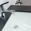 Vòi lavabo nóng lạnh Eurolife EL-VERA 02 lắp thực tế trên chậu lavabo, phù hợp cho phòng tắm gia đình, căn hộ, nhà phố và công trình mới.