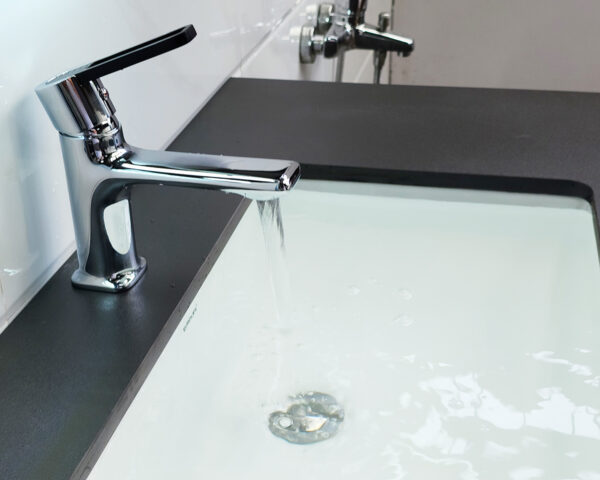 Vòi lavabo nóng lạnh Eurolife EL-VERA 02 lắp thực tế trên chậu lavabo, phù hợp cho phòng tắm gia đình, căn hộ, nhà phố và công trình mới.